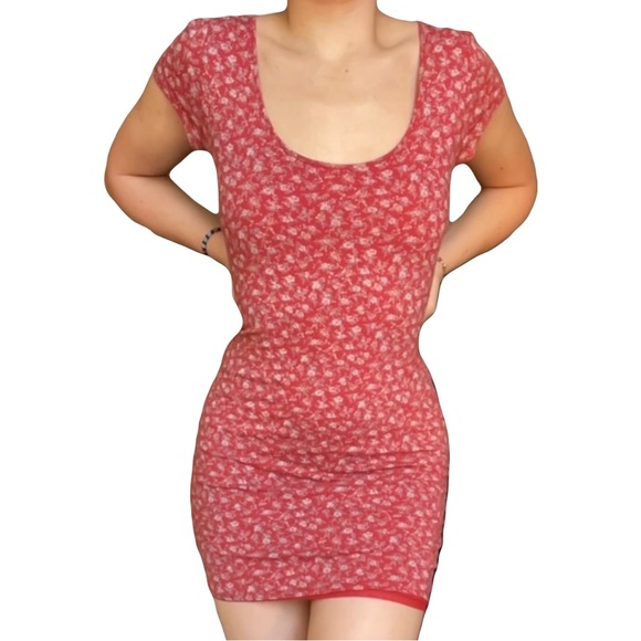 Red floral backless t-shirt dress - Picture 3 of 7
